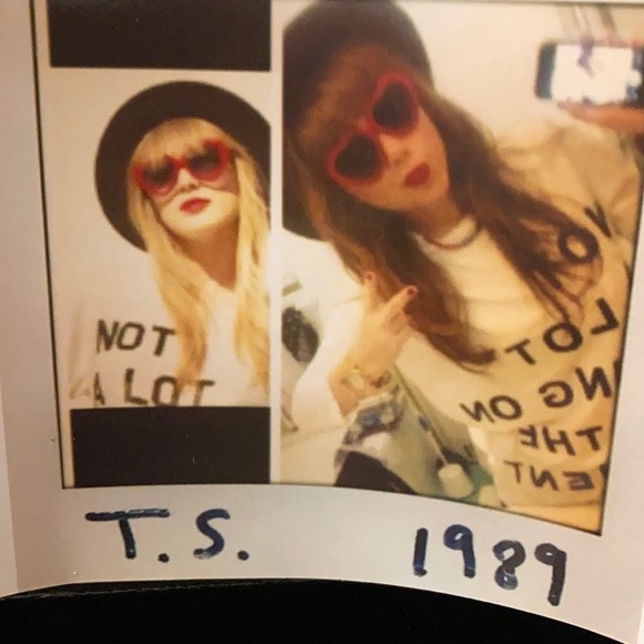 Taylor Swift “NOT A LOT GOING ON AT THE MOMENT”22 - Picture 2 of 2